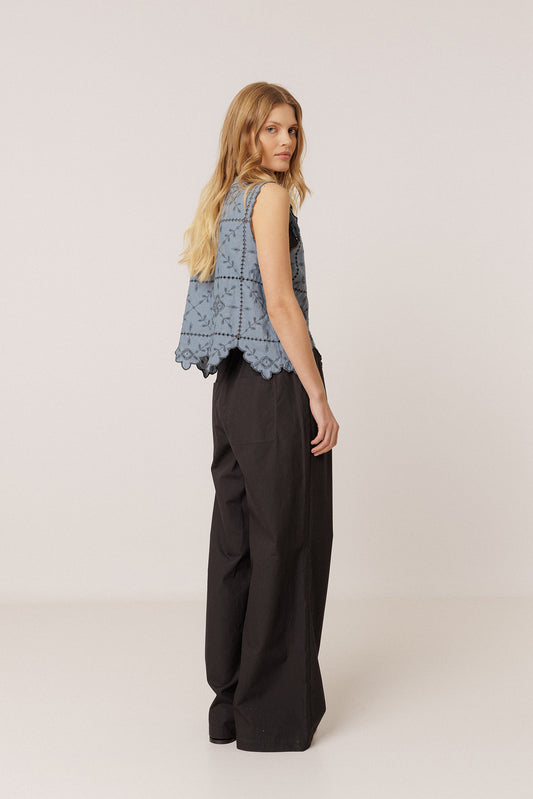 TOP CON BORDADOS PERFORADOS 4