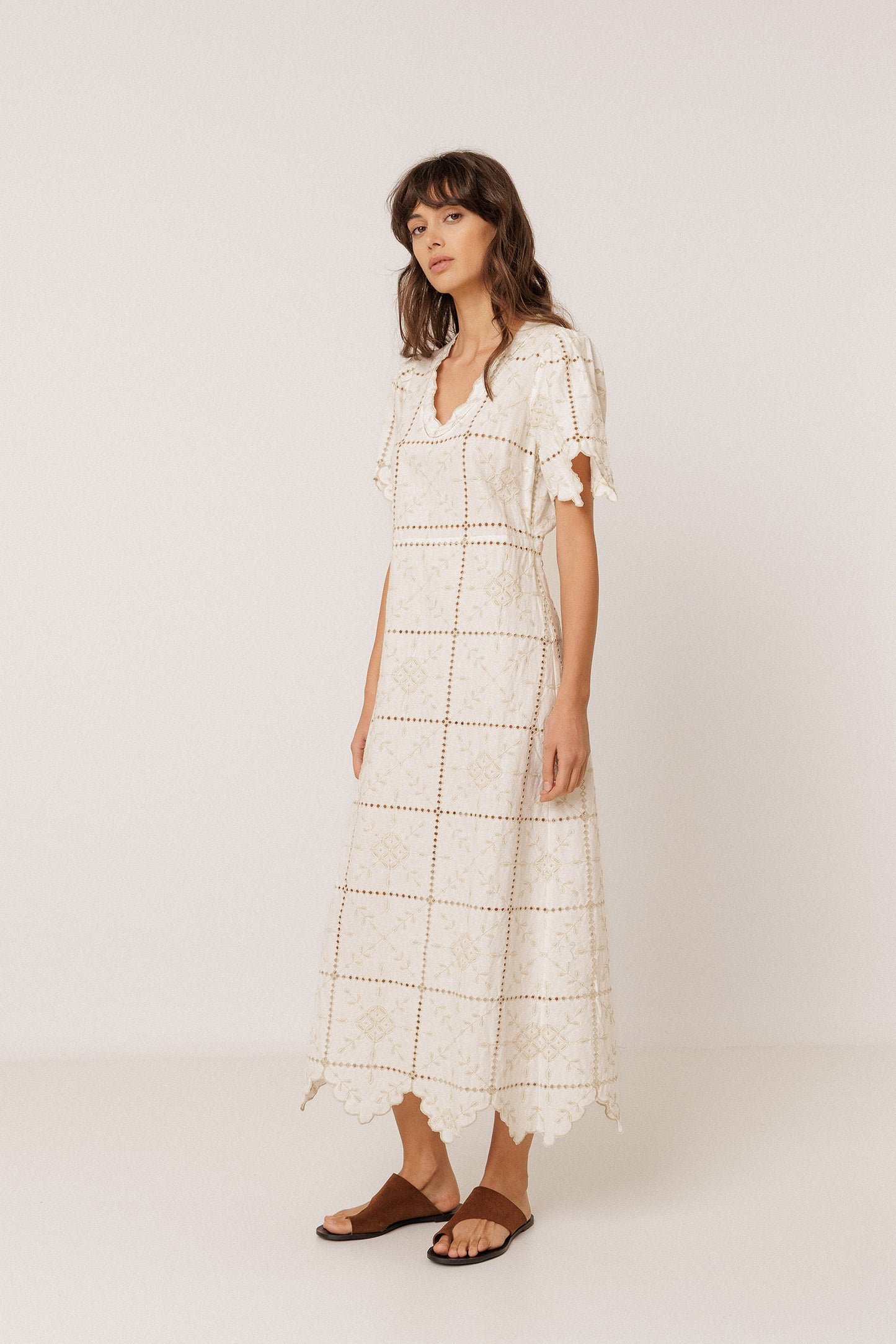 VESTIDO MIDI BORDADOS PERFORADOS