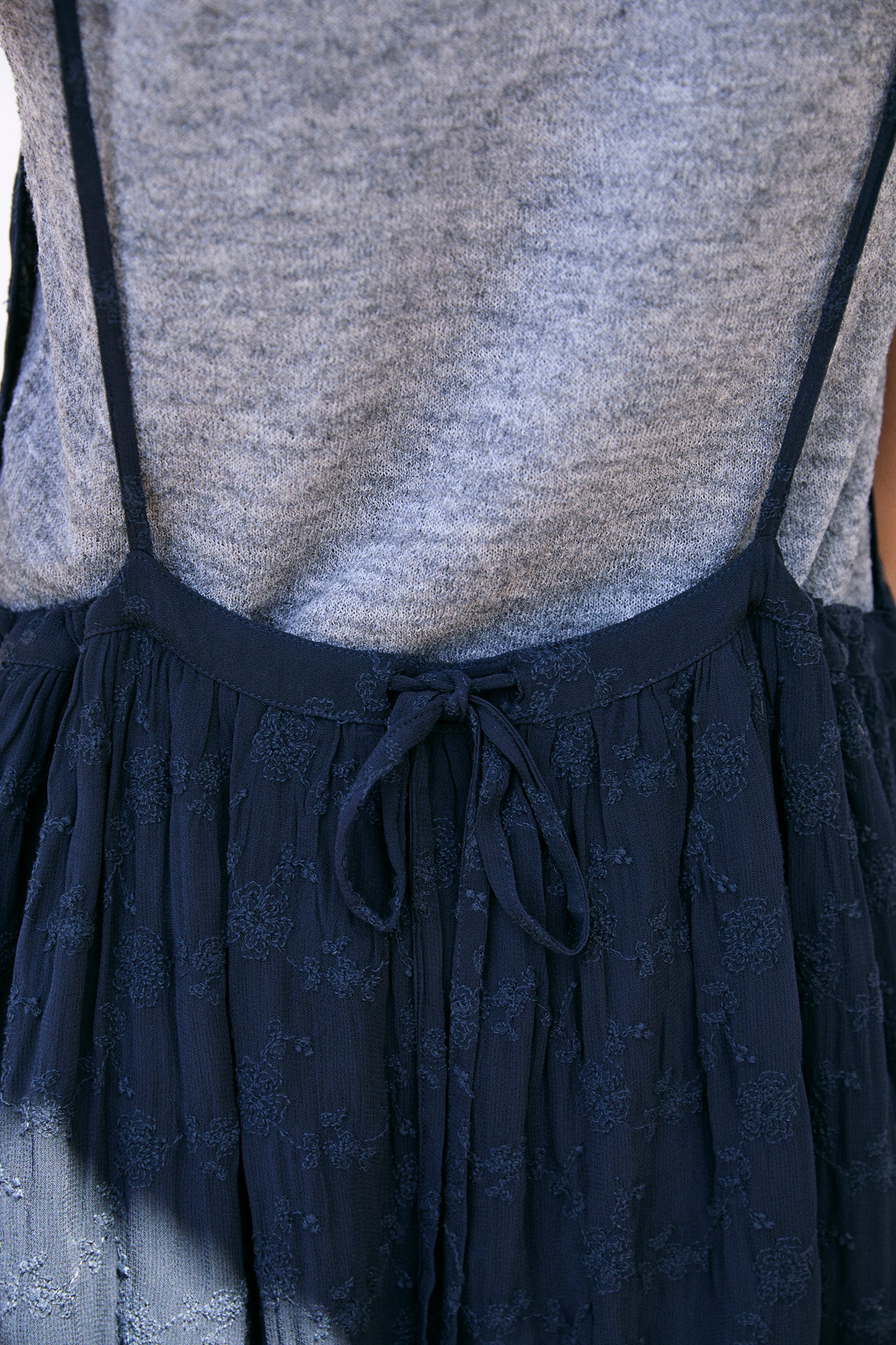 VESTIDO TIPO DELANTAL BORDADO