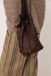 BOLSO BUCKET DE PIEL TRENZADA
