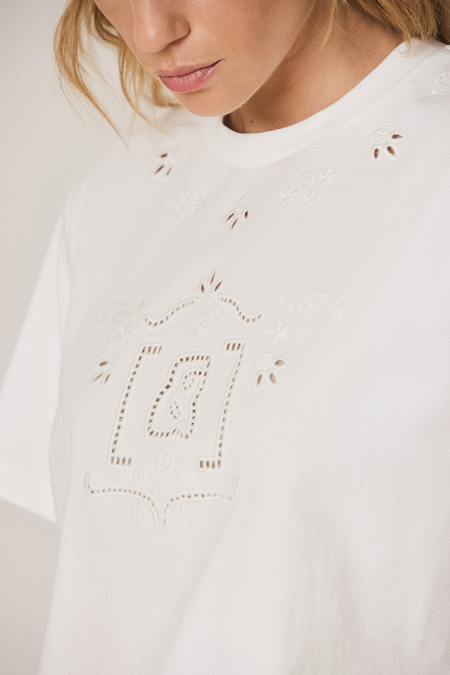 T-SHIRT ANAGRAMME MOTIFS AJOURÉS