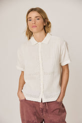 CAMISETA COMBINADA BORDADOS