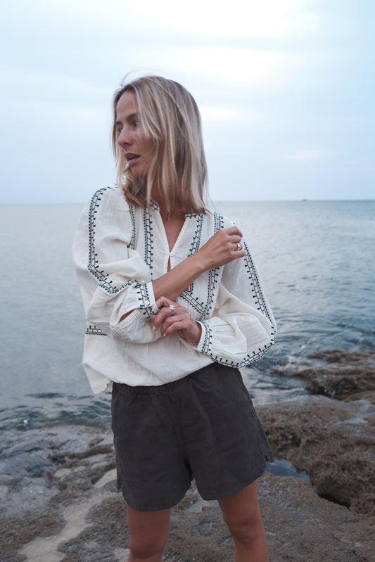 [CL] ETHNIC-EMBROIDERY BLOUSE 1