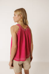TOP À BRODERIES CONTRASTÉES