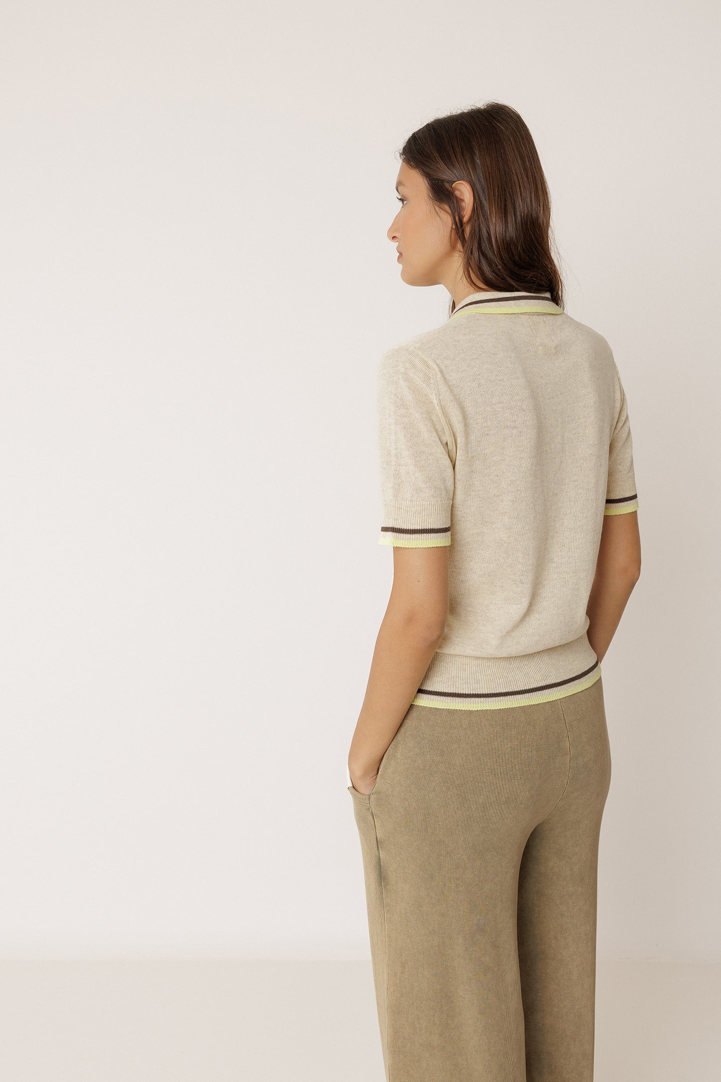 POLO EN MAILLE À RAYURES CONTRASTÉES