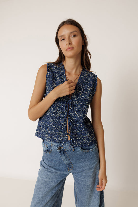 ELASTIC VEST WITH TIE 1