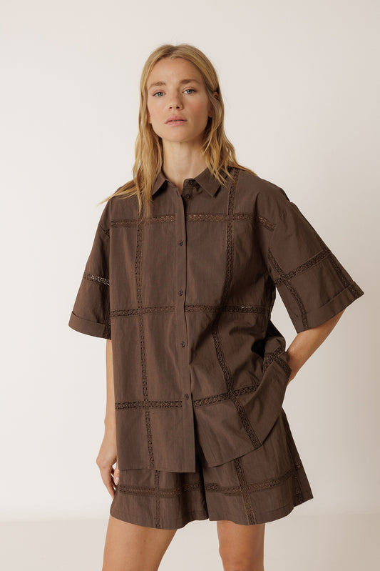 CHEMISE EN POPELINE ET DENTELLE 1