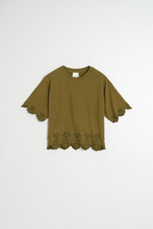 CAMISETA BOXY BORDADA 4